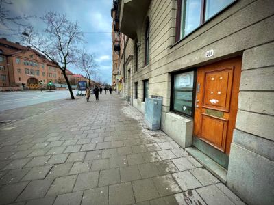 På dette stedet serveres bostedsløse i Stockholm mat. Dette er adressen til en av personene som har vært styreleder i flere av selskapene som har svindlet Tana kommune.