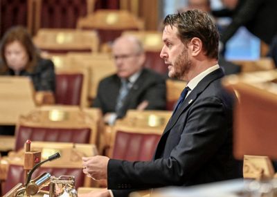 Helge André Njåstad (Frp) mener regjeringen har satt flere kommuner i en vrien situasjon med å endre spillereglene underveis.