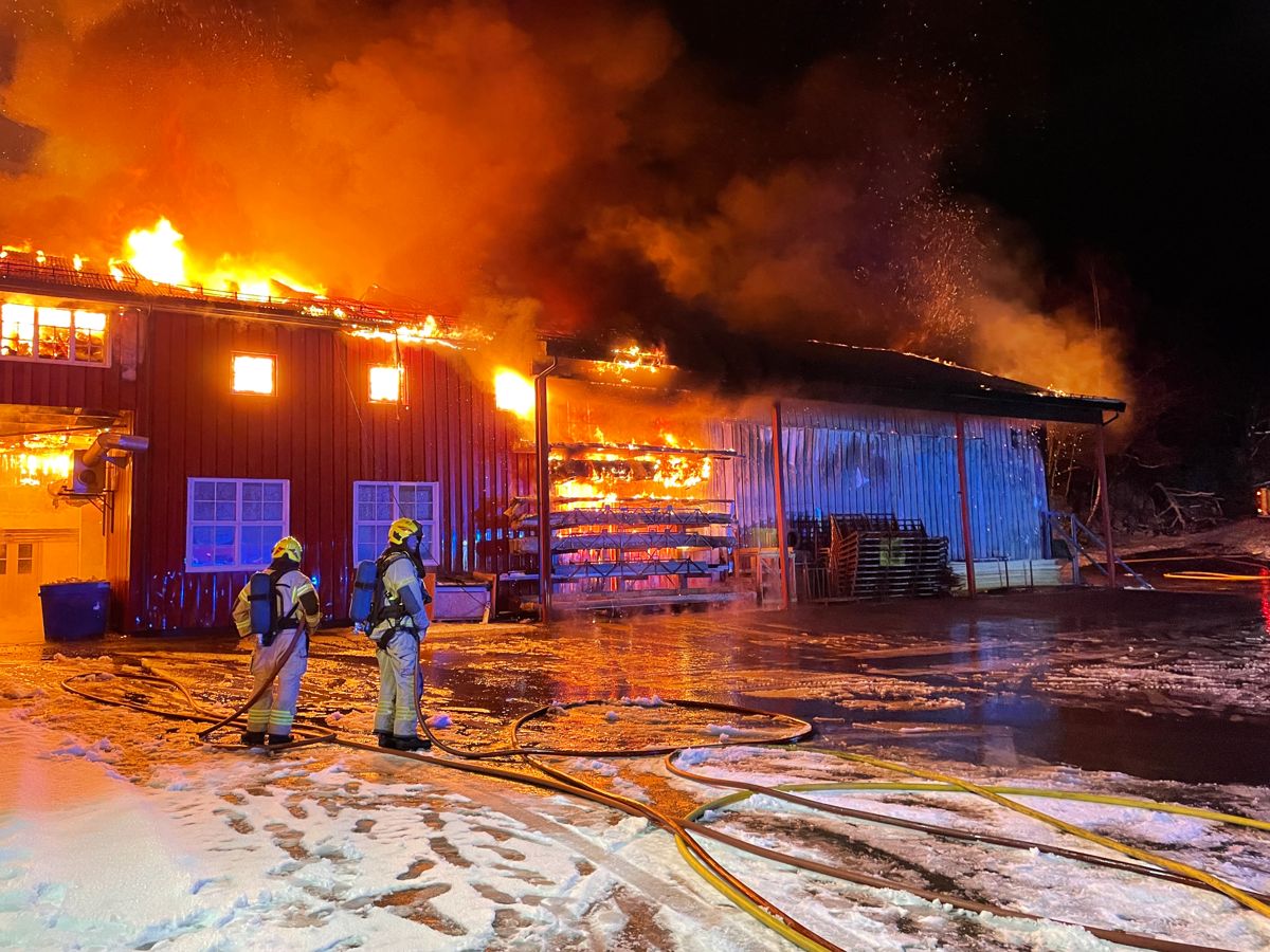 Brannfolk er blant yrkesgruppene som kan gå av med pensjon tidligere enn andre. Nå skal særaldersgrensene for pensjon under lupen. Bildet er fra en brann i Østre Toten i fjor.