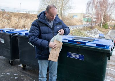 – Vi rakk ikke å komme i gang med innsamling av matavfall til 1. januar, sier André Svendsen, virksomhetsleder for renovasjon i Fredrikstad. Kommunen har ennå ikke bestemt seg for om matavfallet skal legges i papir eller i bioplast.