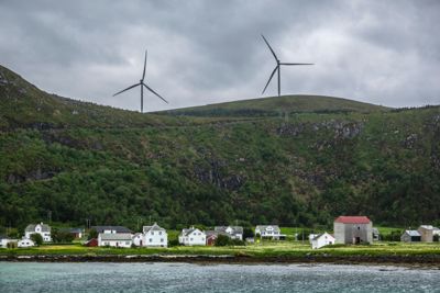 Energikommisjonen mener at mer vindkraft på land bør utredes – nær veier, i industriområder eller områder hvor miljøpåvirkningene er mindre enn i uberørt natur, ifølge Aftenposten. Bildet viser vinturbiner på Haramsøya.