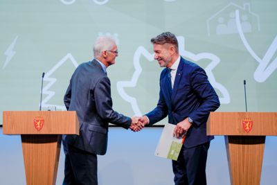 Lederen for Energikommisjonen, Lars Sørgard, overleverte sin rapport til olje- og energiminister Terje Lien Aasland onsdag.