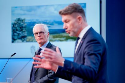 Olje- og energiminister Terje Aasland under fremleggingen av Energikommisjonens rapport. Leder for kommisjonen er Lars Sørgard.