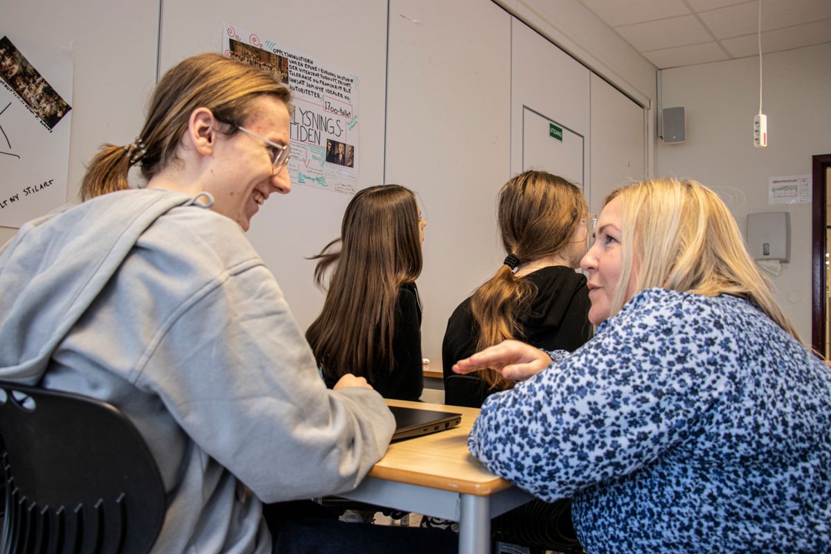 Nikita Lubushkin (t.v.), her i møte med fylkesråd Heidi Westbye Nyhus (Ap), satser på å begynne i den nye klassen for studiespesialisering på Greåker videregående skole i Sarpsborg til høsten.