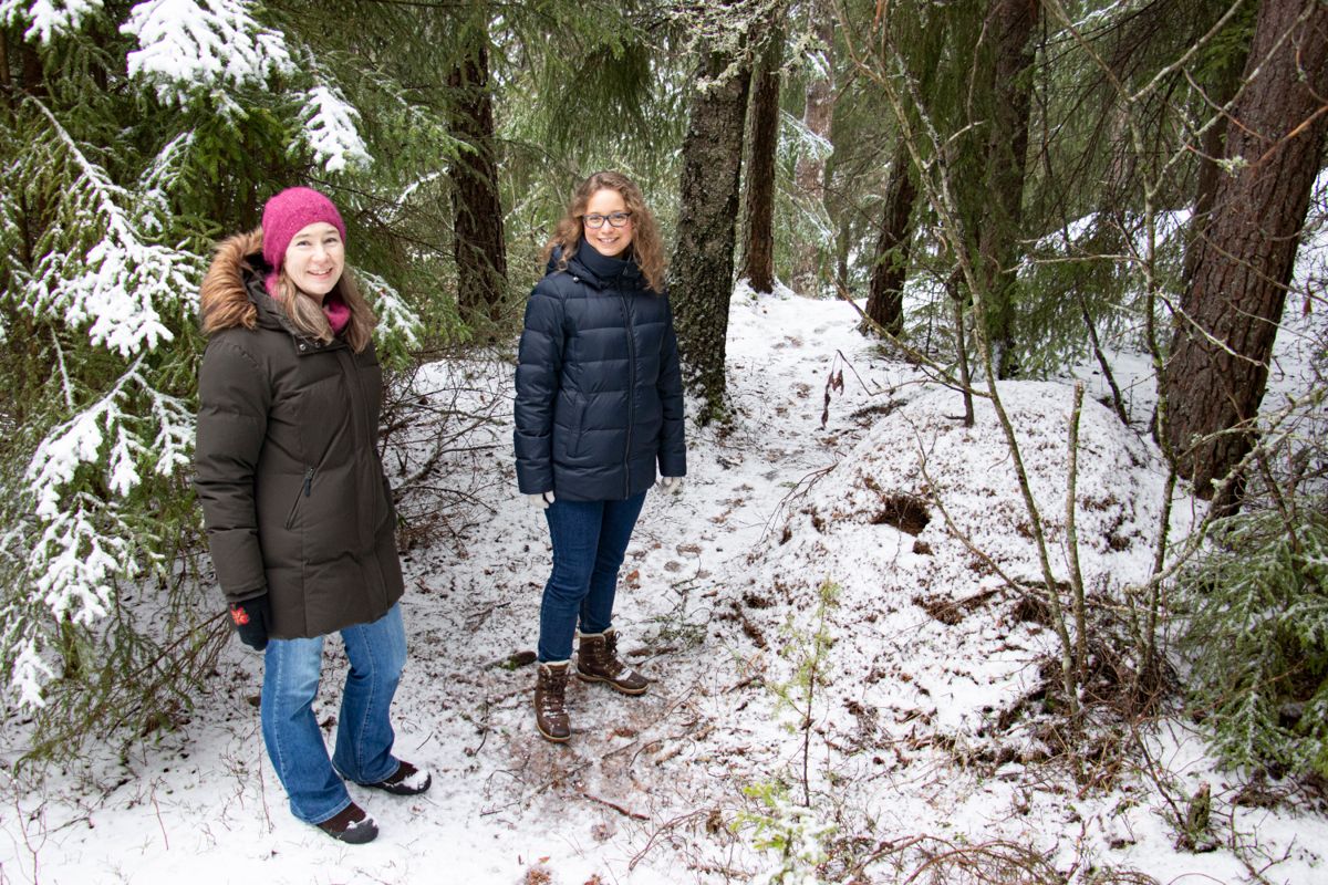 Stadig flere kommuner behandler naturstrategier og har en ambisjon om å være arealnøytrale. Nordre Follo vurderer å endre 550 dekar fra boligformål til naturområde i arealplanen. På bildet arealplanlegger Ane Tingstad Grav og miljørådgiver Maja Sørheim i kommunen.