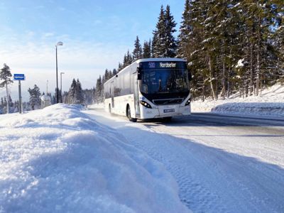 Busstilbudet i Innlandet dekkes av totalt 600 busser inklusive reservebusser. Det er 825 bussjåfører i heltids- eller deltidsstillinger, i tillegg kommer timelønte vikarer.