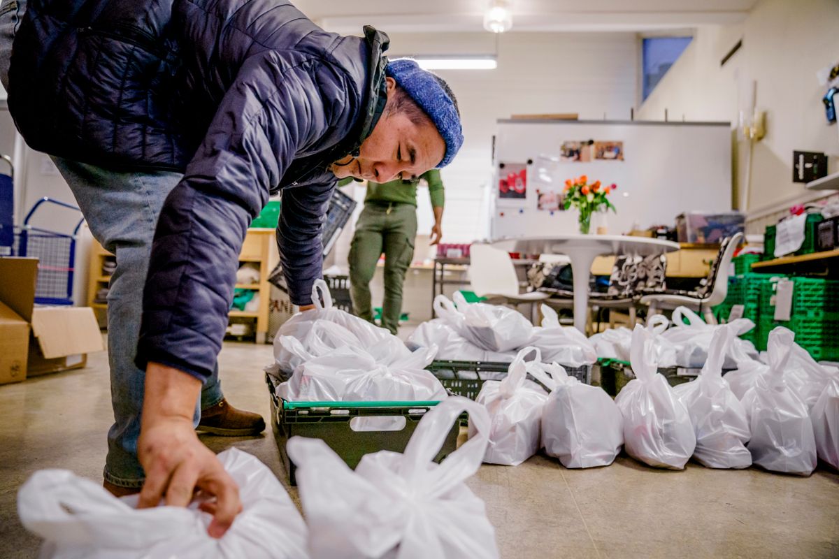 41 prosent av matkø-gjestene mottar sosialhjelp, og 32 prosent mottar uføretrygd, ifølge Frelsesarmeen. På bildet ser vi Kadir Kahar på Frelsesarmeens slumstasjon i Oslo som pakker matposer i november i fjor.