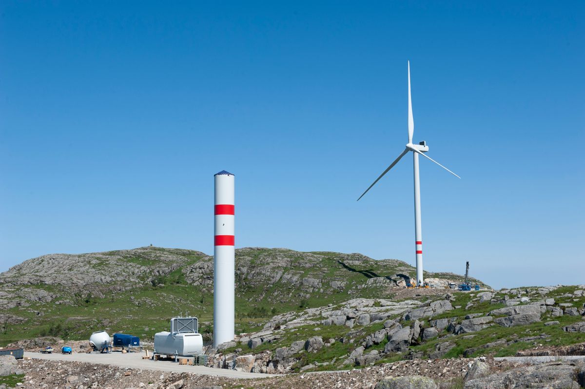 Vardafjell vindkraftverket i Sandnes kommune vil med sine 7 turbiner ha en samlet installert effekt på ca. 30 MW. Anlegget kom i drift i august 2020. Her fra byggingen samme år.