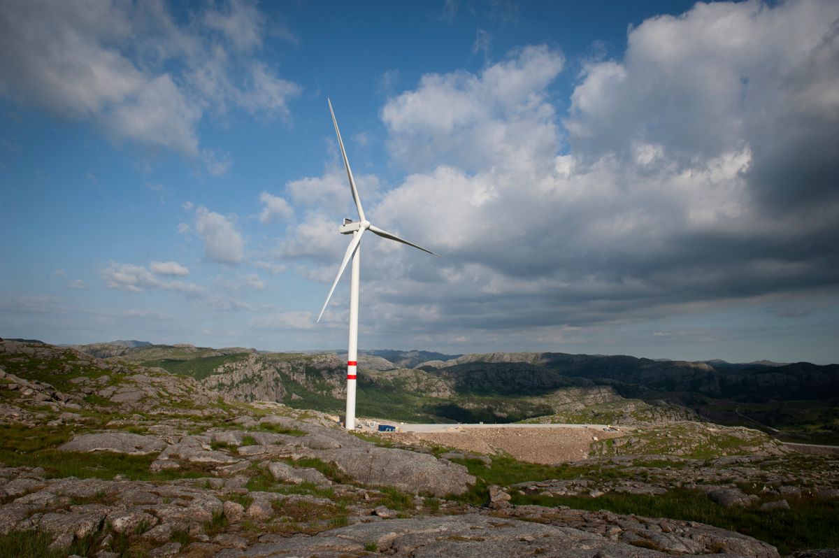 Vardafjell vindkraftverk med sine sju turbiner har en samlet installert effekt på ca. 30 MW. Her fotografert i juni 2020 da anlegget ble bygget. Gjennom flere år har naboer klaget på støy fra kraftverket.