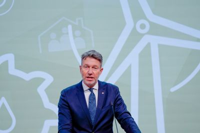 Olje- og energiminister Terje Aasland (Ap) vil ha et nytt forvaltningsvedtak slik at vindkraft og reindrift kan leve side om side på Fosen, bekreftet han overfor NTB.