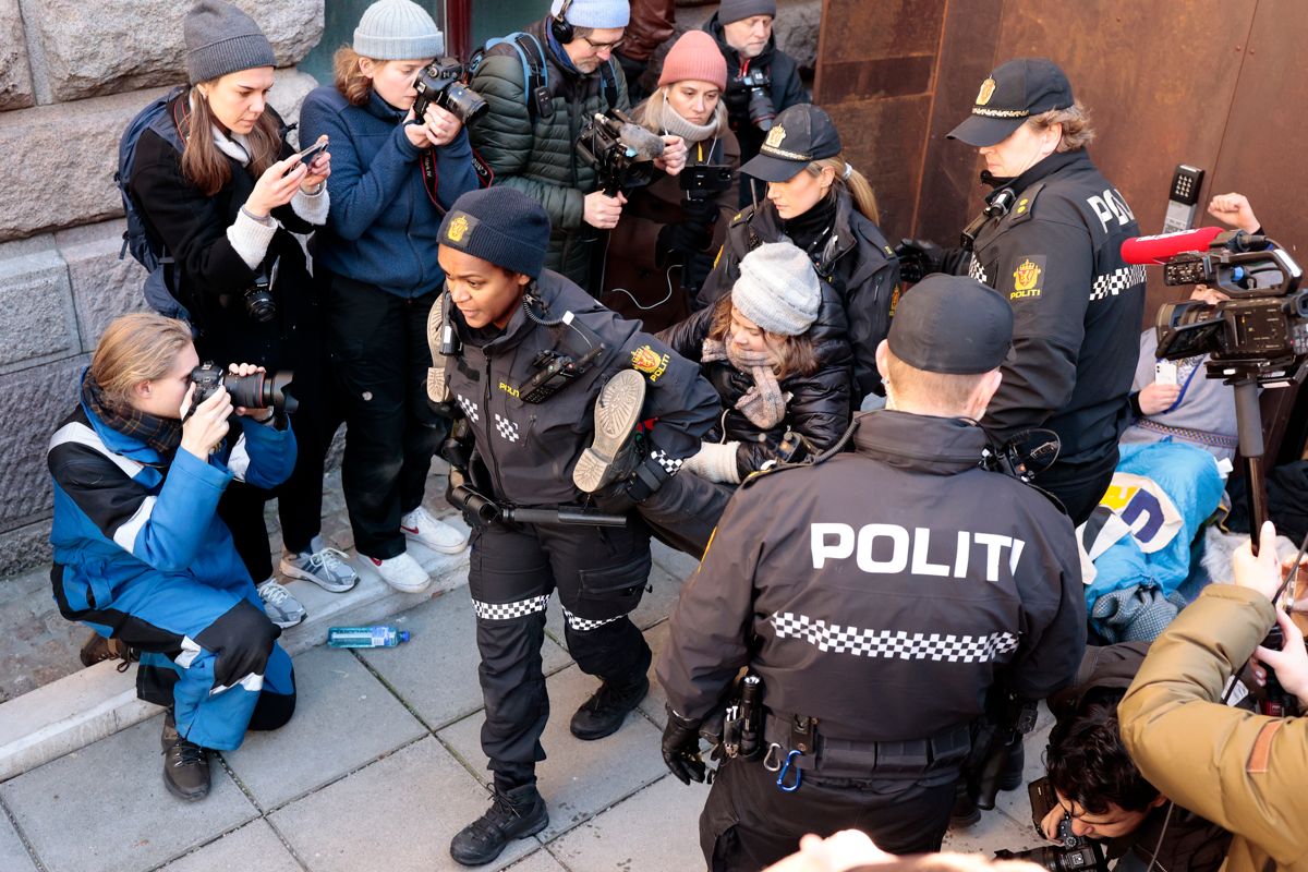 Greta Thunberg og aksjonistene ble onsdag båret bort da de demonstrerte utenfor inngangen til Finansdepartementet og flere andre departementer i protest mot vindturbinene på Fosen.