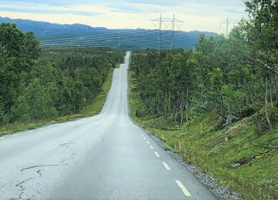 Ifølge Statens vegvesen er risikoen for å bli drept eller hardt skadd nær 90 prosent høyere på fylkesveinettet enn på riksveinettet.