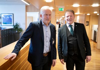 Ordfører Jan Oddvar Skisland (Ap) i Kristiansand fikk noen minutter til å snakke ut med kommunal- og distriktsminister Sigbjørn Gjelsvik (Sp) etter lovforslaget om at regjeringen skal kunne initiere folkeavstemning mot kommunestyrets vilje.
