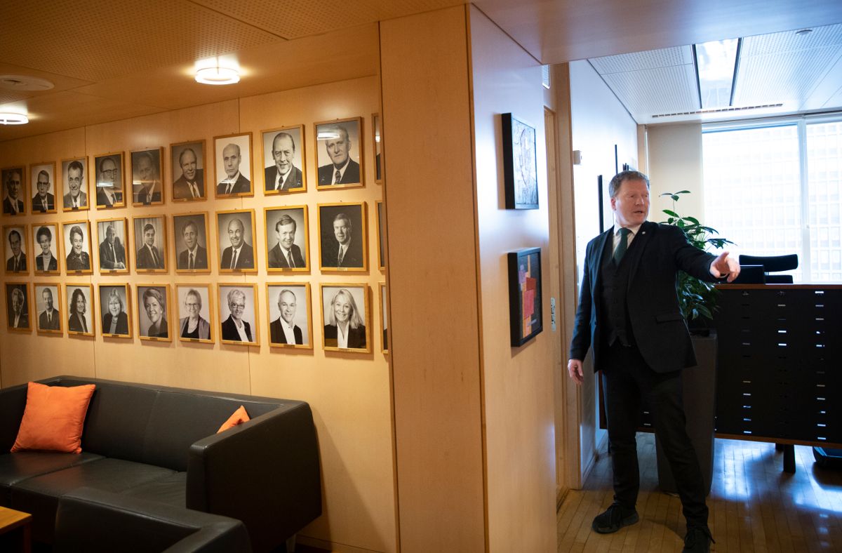 Kommunal- og distriktsminister Sigbjørn Gjelsvik (Sp) foreslår likevel ikke at styremøtene i interkommunale selskaper skal åpnes.