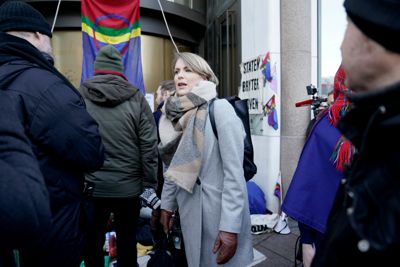 SVs Kari Elisabeth Kaski sammen med Fosen-demonstranter utenfor Olje- og energidepartementet.