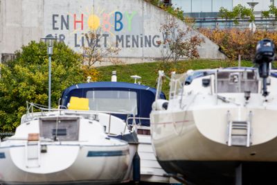 "En hobby gir livet mening" står skrevet på veggen ved Bestumkilen marina i Oslo. 200 båtplasser og 1.500 båtopplagsplasser i Bestumkilen i Oslo kan forsvinne hvis kommunens reguleringsplan for området blir vedtatt i bystyret.