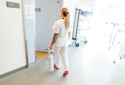 Norsk Sykepleierforbund ønsker seg en ordning som gjør at ferdigutdannede sykepleiere som har vært i jobb i tre år kan få slettet deler av studielånet.