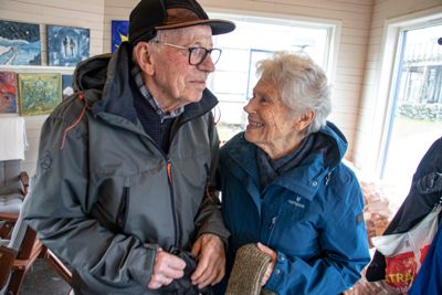 Olav og Målfrid Moen har vært gift i 62 år. Når Olav er sammen med kompiser tre timer i uka i Lysthuset, har Målfrid fri til å gjøre hva hun vil.