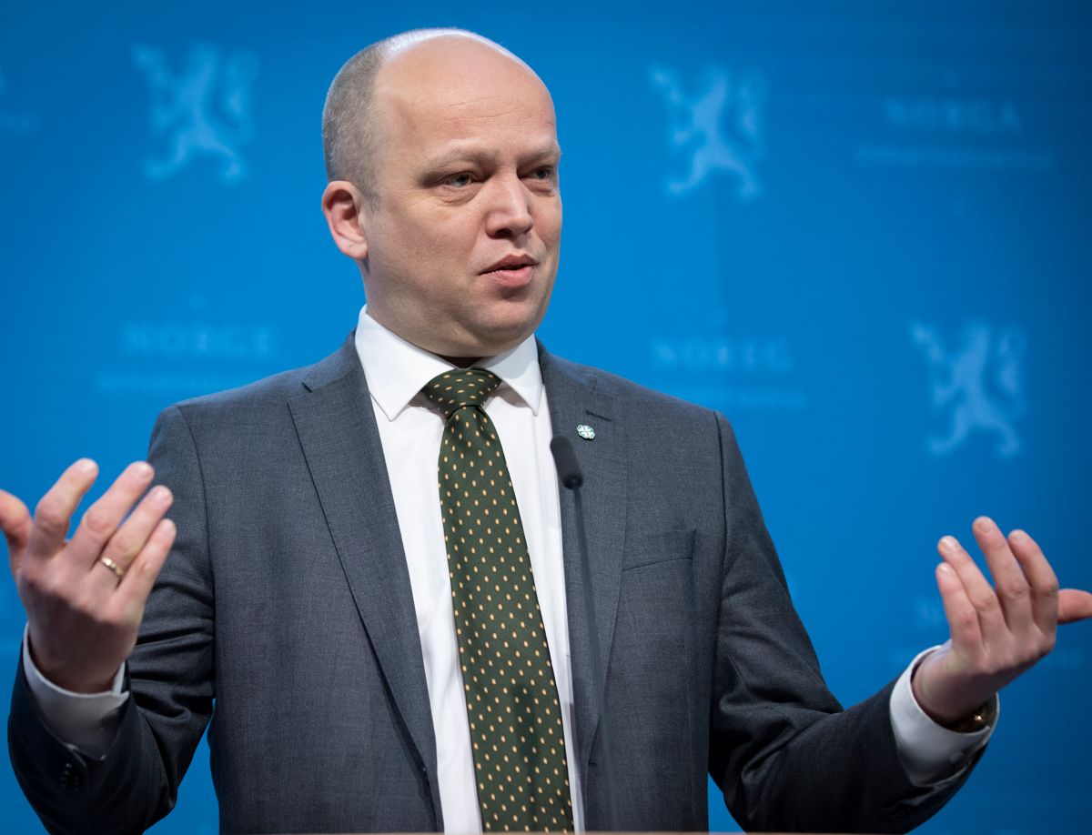 Finansminister Trygve Slagsvold Vedum (Sp) lover mer og raskere hjelp til kommunene etter Hans' herjinger.