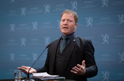 Kommunalminister Sigbjørn Gjelsvik (Sp) legger fram kommuneproposisjonen for 2024 denne uka, men det blir uten forslag om nytt inntektssystem for kommunene.