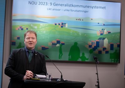 Kommunalminister Sigbjørn Gjelsvik var glad for at utvalget stiller seg bak generalistkommunesystemet og sier nei til å gi ulike kommuner ulike oppgaver. Men han likte ikke alt utvalget foreslår.
