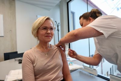Helse- og omsorgsminister Ingvild Kjerkol får her influensavaksine. Nå ønsker regjeringen å arbeide for å innføre et vaksinasjonsprogram for voksne.