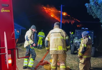 Brannmannskap gjør seg klare til innsats for å slukke lyngbrann i Jardalen i Roan i Åfjord kommune i Trøndelag.