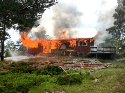 Hytteeieren fikk hjelp av brannvesenet til å brenne ned den gamle hytta på Bærøytangen i Kragerø. Like etter varslet Statsforvalteren at de ville klage på politikernes ja til ny hytte.
