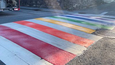 Statens vegvesen ønsker å fjerne stripene som er malt i regnbuens farger i flere gater i flere norske byer. Dette bildet er fra Bergen, der de hvite stripene har fått fargede striper mellom seg.
