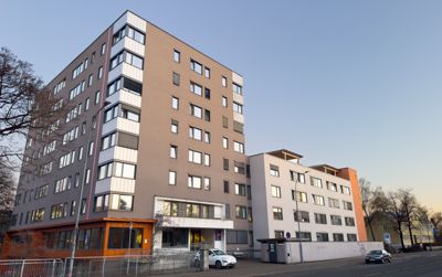 Omsorg+ som her med Treschows Hus i Oslo med 74 leiligheter er et eksempel på nye spennende boformer, mener statssekretær Ellen Rønning-Arnesen (Ap). I bygget er det fellesstuer og et seniorsenter. På seniorsenteret er det kafé og aktiviteter.