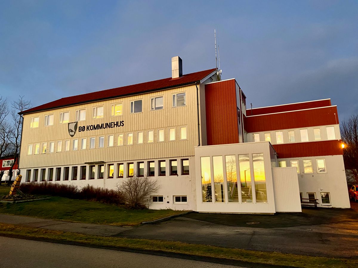 Kommunal Rapport har fått tilgang til informasjon om årsakene til at både kommunedirektør og økonomisjef i Bø ble suspendert nylig. Bildet er fra rådhuset i Bø.