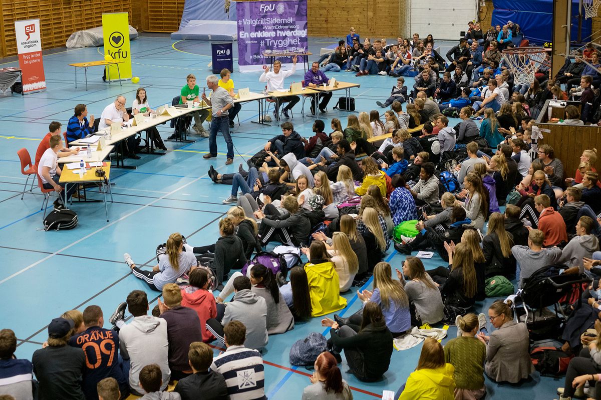 Hvilke partier skal få lov å delta på valgtorg i forbindelse med skolevalget? Det skal fylkestinget i Viken ta stilling til i juni. Bildet er fra en skolevalgdebatt i Åsane.