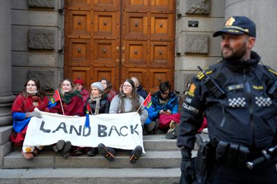 Greta Thunberg og aksjonistene ble båret bort da de demonstrerte  i mars utenfor finansdepartementets inngang i protest mot at vindturbinene på Fosen ikke er revet.