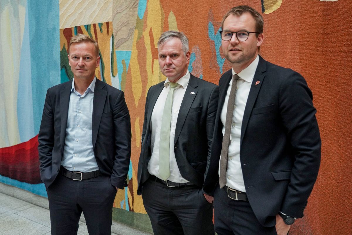 Høyres Helge Orten (t.v.), Venstres Alfred Bjørlo (i midten) og KrFs Kjell Ingolf Ropstad møter pressen i Stortingets vandrehall i forbindelse med bruddet i forhandlingene om havbruksskatten.