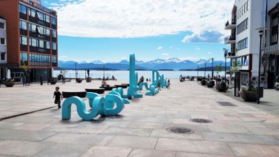 Sjøfronten ligger i hjertet av Molde sentrum. Skulpturen «Togetherness» er designet av Jacob Dahlgren.