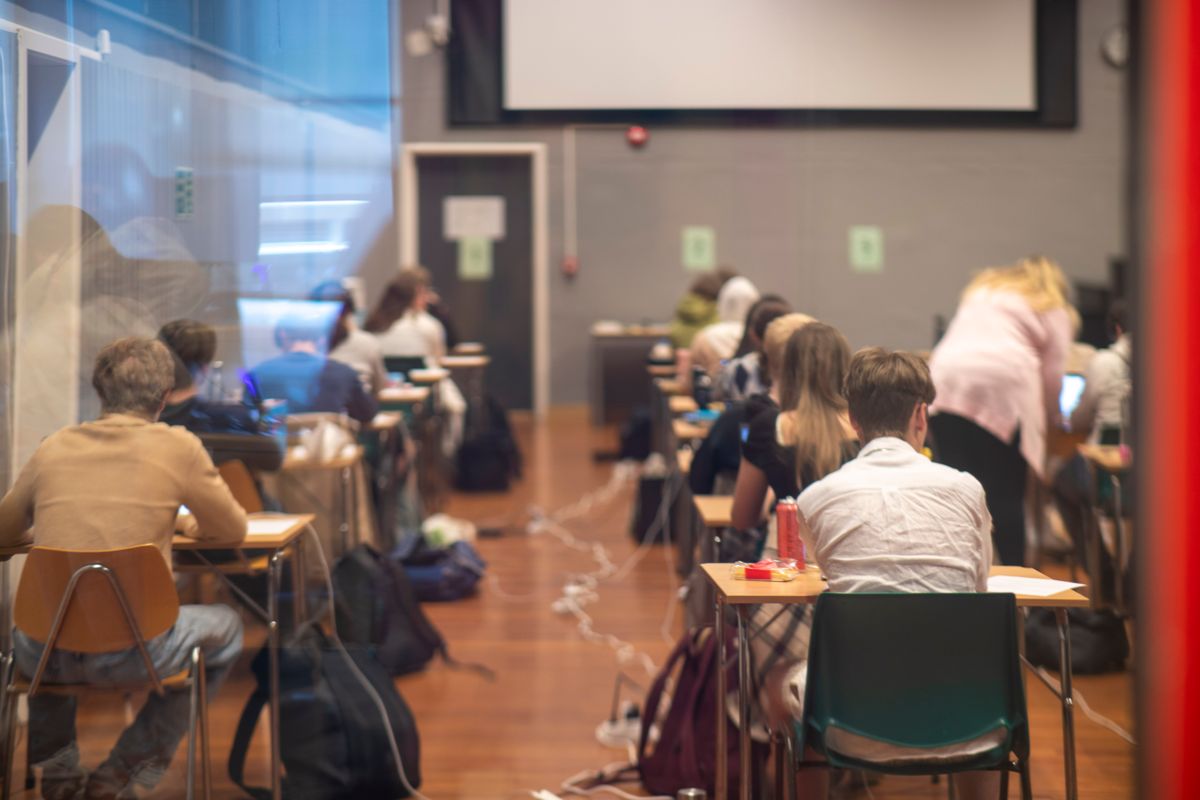 Mange elever fikk problemer med innloggingen da de skulle gjennomføre norskeksamen mandag. Nå etterlyser flere fylkeskommuner nasjonale regler for en eventuell annullering av eksamenen.