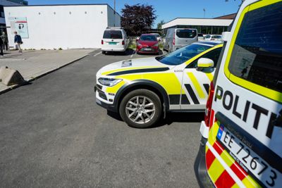 Politiet var på Hellerud videregående skole etter melding om at en person skulle ha angrepet en eller flere personer med kniv. Ingen personer er skadd.