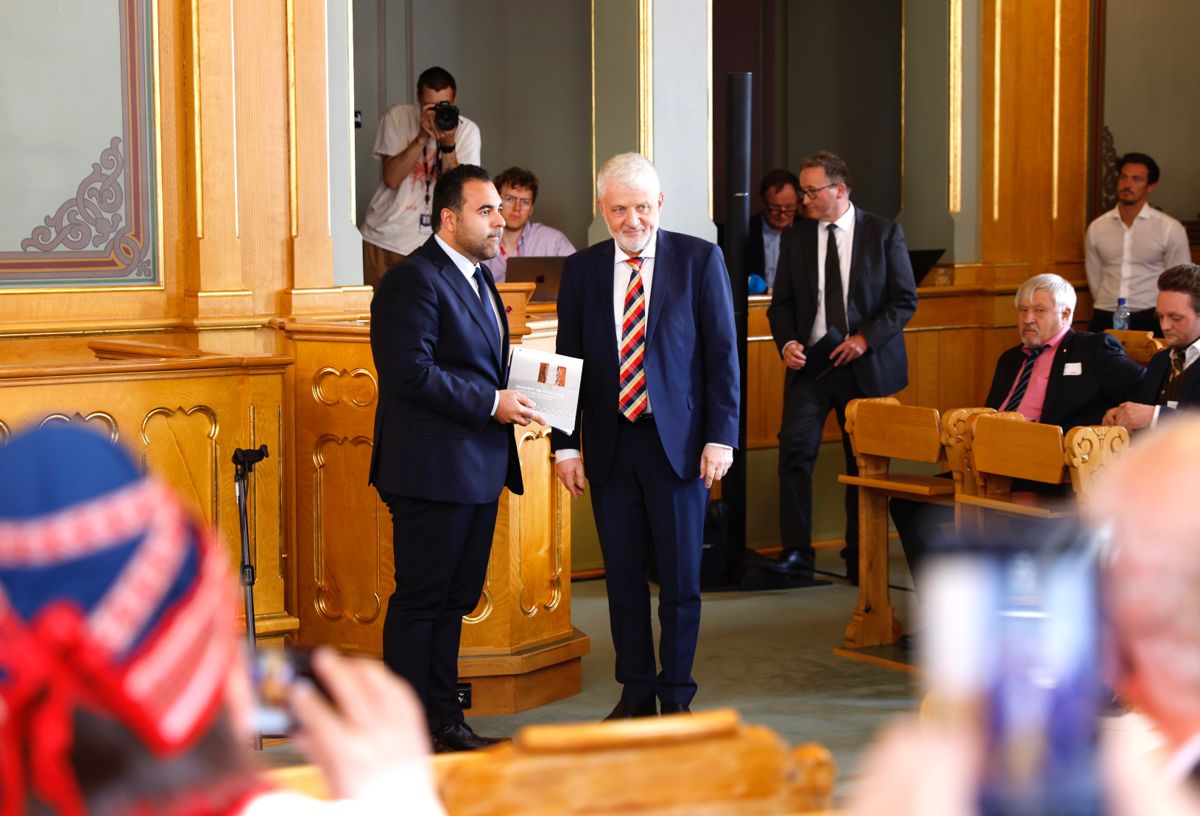 Stortingspresident Masud Gharahkhani (t.v.) og kommisjonsleder Dagfinn Høybråten da Sannhets- og forsoningskommisjonen overleverte sin rapport til Stortinget i lagtingssalen torsdag.
