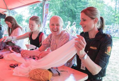 DKS-festivalen i Tønsberg aktiviserte ungdommer fra Tønsberg, Horten, Holmestrand og Færder både med kjente og ukjente aktiviteter. Her syr Robin Høye og Leah Anette Johannessen vimpler sammen med politi Monika Grande.
