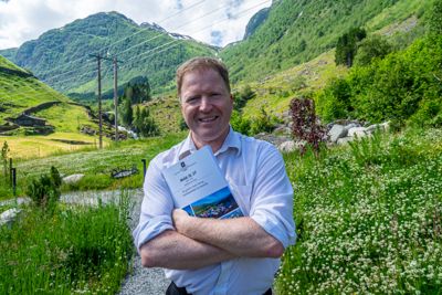 Kommunal- og distriktsminister Sigbjørn Gjelsvik lanserte tysdag ei ny distriktsmelding i instavenleg innramming på vakre Sølvane gard i Kandalen.