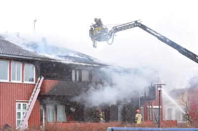 Hvert år rykker landets brann- og redningsvesen ut på rundt 40 branner i boliger som brukes til pleie- og omsorgsformål. Bildet viser en brann i omsorgsboliger i Malvik i Trøndelag i 2019.