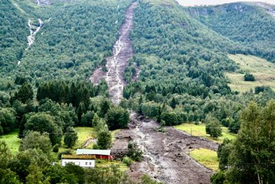 Alt av redningsmannskaper ble kalt ut til Vistdalen i Molde kommune etter at det gikk flere jordskred søndag.