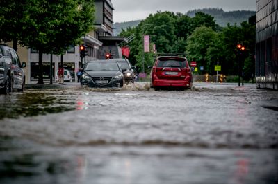 Sist uke regnet det så mye i Gjøvik at vannet fosset ut av kumlokkene i sentrum.