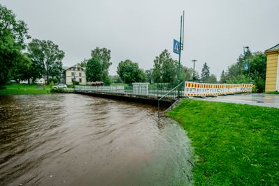 Skolebrua  i Raufoss i Vestre Toten kommune er stengt på grunn av de store vannmengdene i Hunnselva.