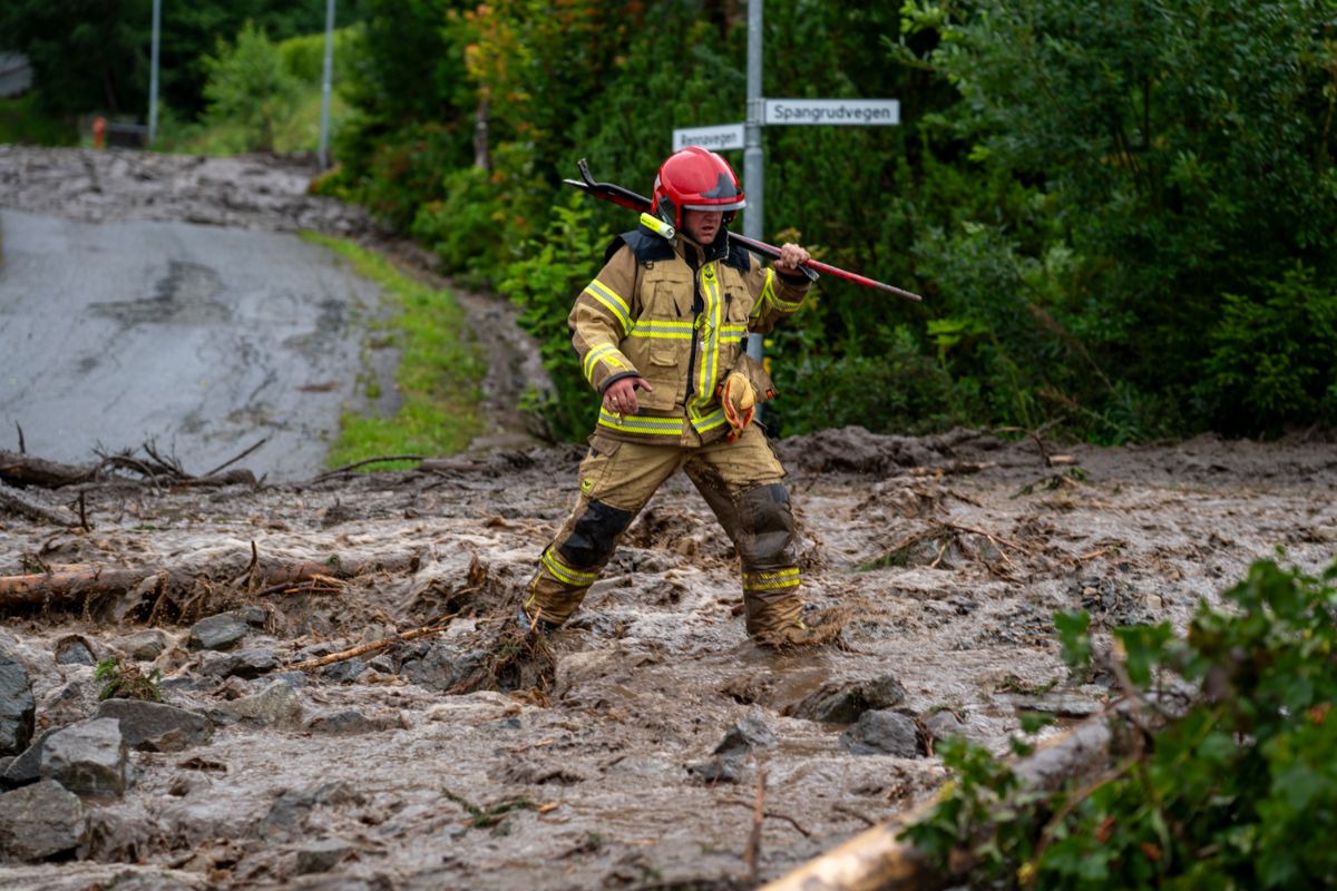 Flere hus er tatt av et skred som har gått gjennom et boligområde i Bagn i Valdres. Ekremværet Hans har ført til flere skred og stor vannføring i elver og vassdrag.