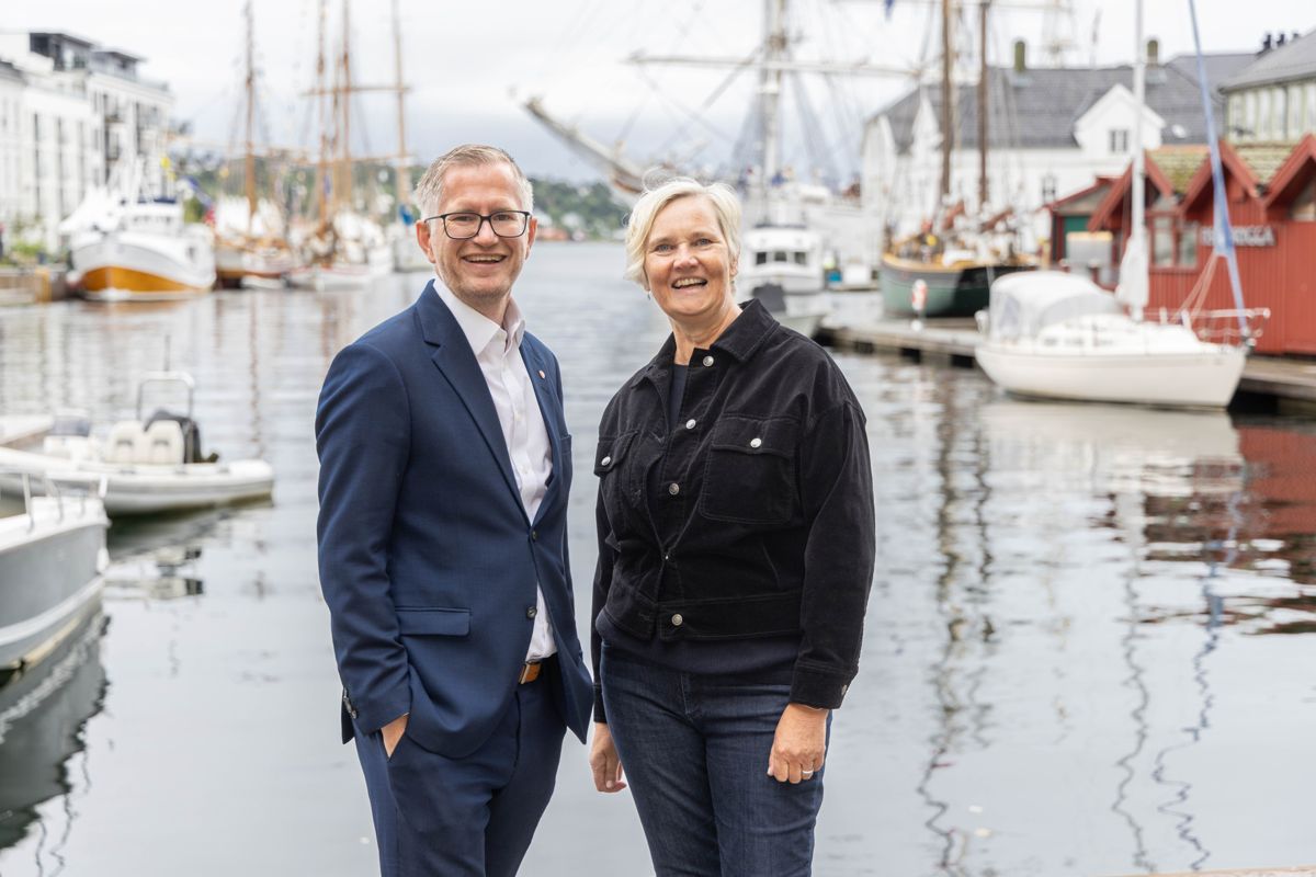 Ordfører Robert Nordli (Ap) og klima- og miljørådgiver Ragnhild Hammer gleder seg over at Arendal er vinneren av klima- og natursektoren på Kommunebarometeret for 2023. - Vel fortjent, mener Nordli.
