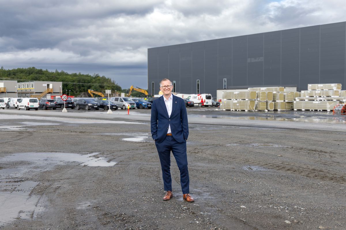 Batterifabrikken som reiser seg i Eyde Material Park i Arendal vil bidra positivt til å kutte klimautslipp i Norge og verden, mener ordfører Robert Nordli (Ap) i Arendal.