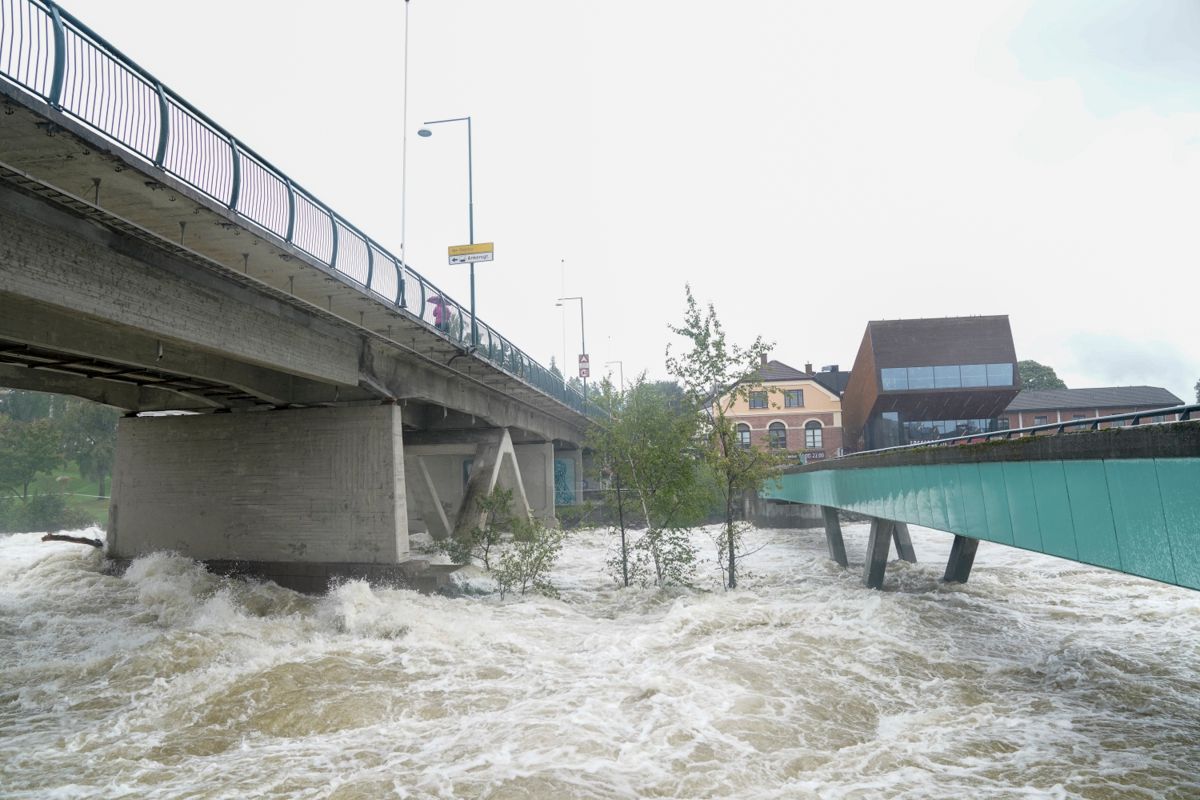 Ekstremværet Hans forventes å forårsake betydelige vannskader de kommende dagene. Hønefoss og sentrum er en av byene som forventes å bli hardest rammet. Foto: Annika Byrde / NTB