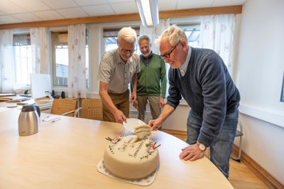 Kommunedirektør Ole Bjørn Moen (f.v.), controller Richard Sandnes og ordfører Geir Arild Espnes (Sp) synes kommunen har gjort seg fortjent til kake. Oppdal gjør det jevnt over godt i de fleste sektorene på årets kommunebarometer.