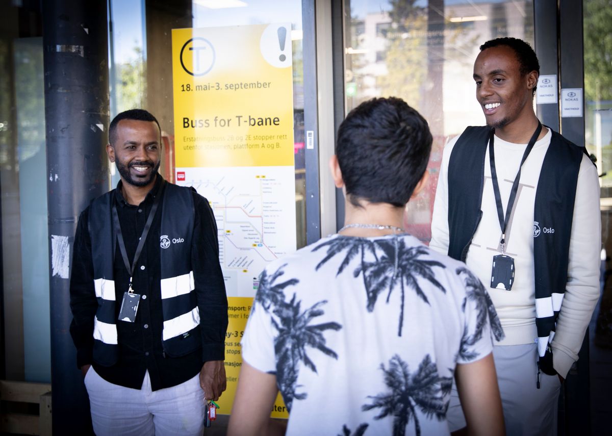 Fire dager i uka er miljøterapeutene Nahom Haile Jonas (t.v.) og Mahamed Mohamed ute og snakker med ungdom i bydelen. Her treffer de kjente på Furuset senter.